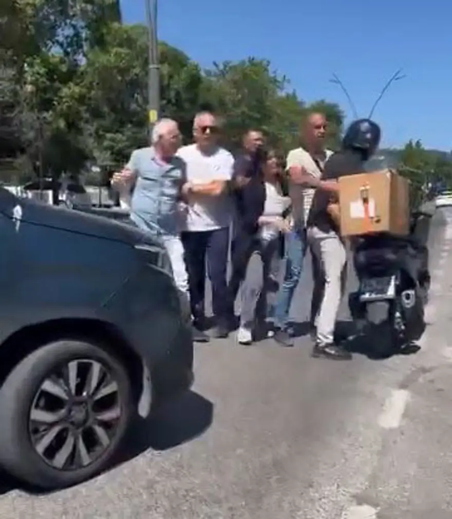 Trafikte kavgaya daldı, aracını geri viteste unuttu 