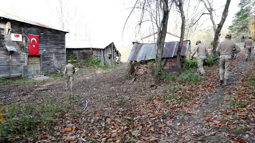 Kayıp kadın ve oğlu: Annesinin evi arandı  1