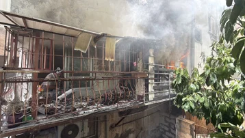 Kıvılcımlar yandaki dükkana sıçradı, yangın çıktı. 4 katlı bina tahliye edildi