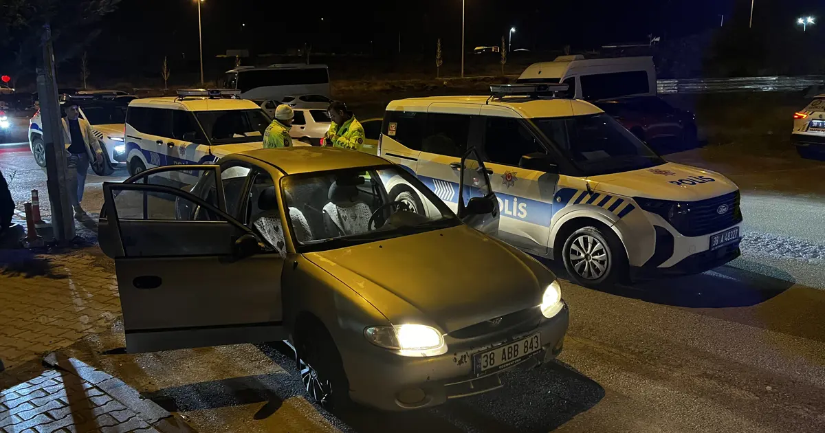 Uygulamada görevli polise çarpıp kaçtılar. 4 şüpheli gözaltında