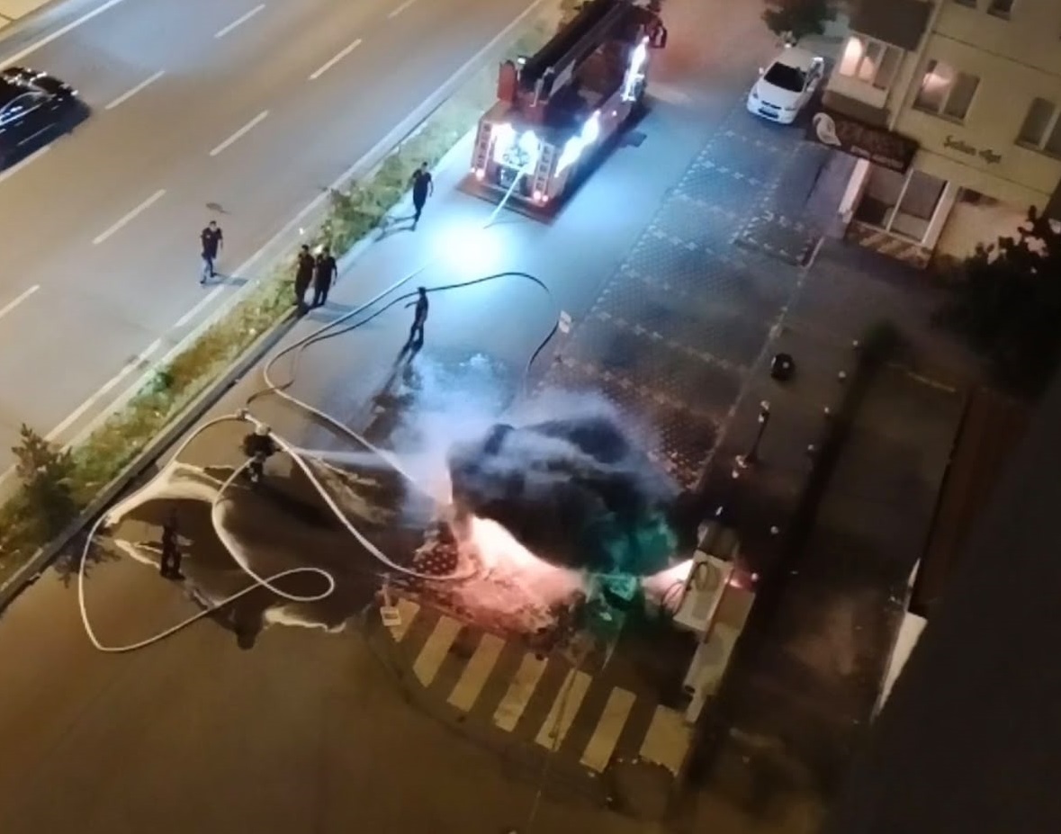 Şarj istasyonunda elektrikli otomobil alev aldı. Yangın battaniyesi ile müdahale