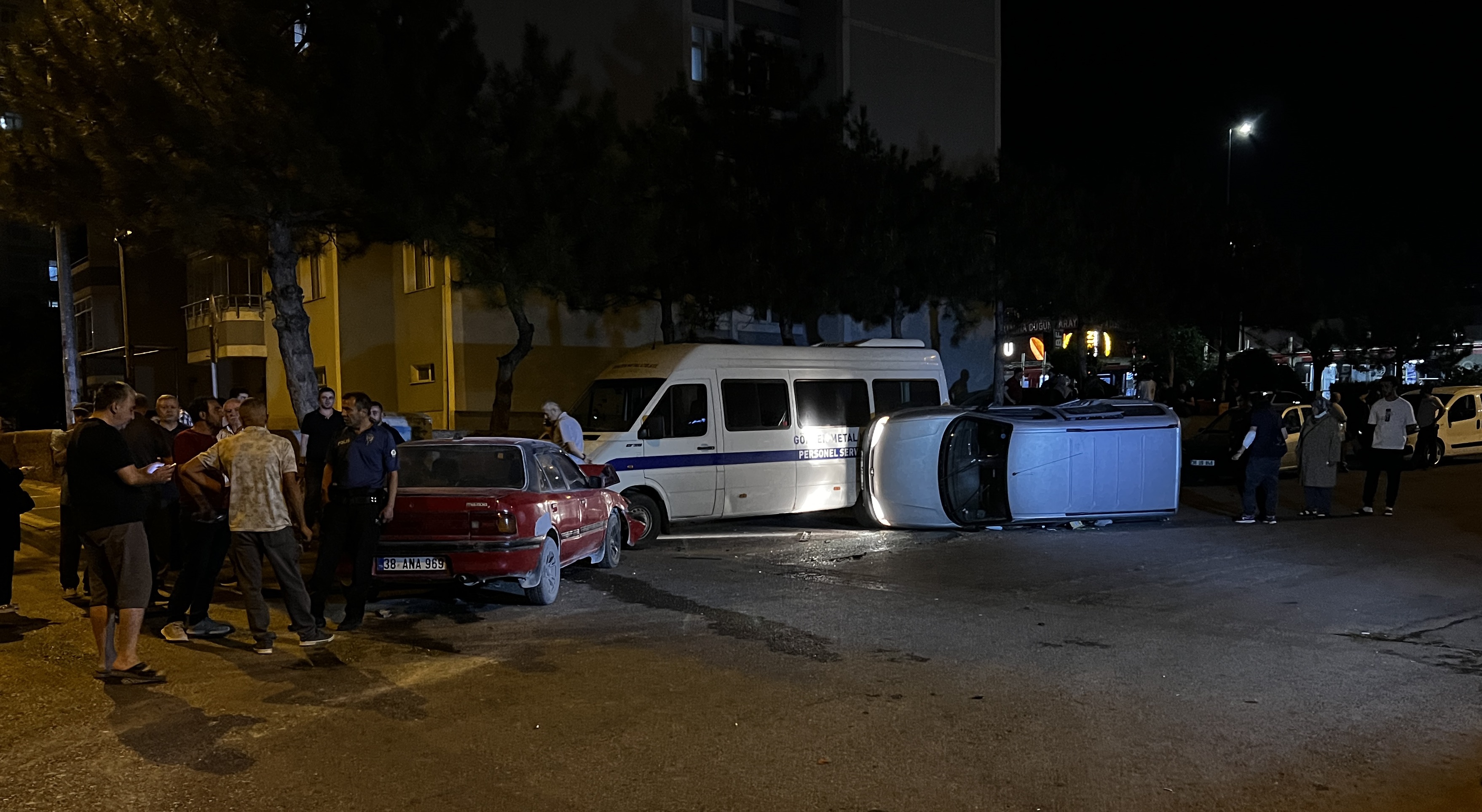 Kaza sonrası yan yatan aracıyla gitmek istedi