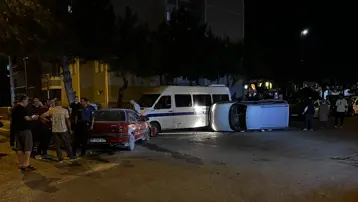Kaza sonrası yan yatan aracıyla gitmek istedi