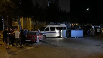 Kaza sonrası yan yatan aracıyla gitmek istedi