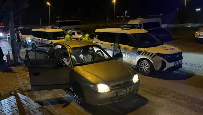 Uygulamada görevli polise çarpıp kaçtılar. 4 şüpheli gözaltında
