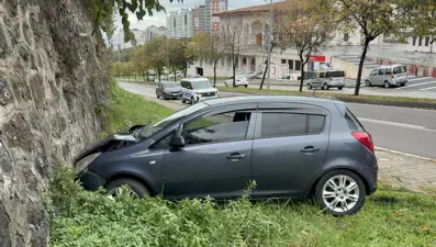 Antrenmana giderken arabasıyla istinat duvarına çarpan futbolcu yaralandı 