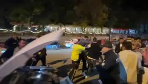 Kaza sonrası cadde karıştı: Polis güçlükle ayırdı