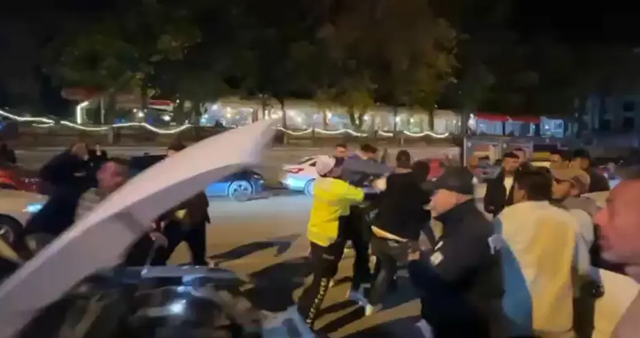 Kaza sonrası cadde karıştı: Polis güçlükle ayırdı