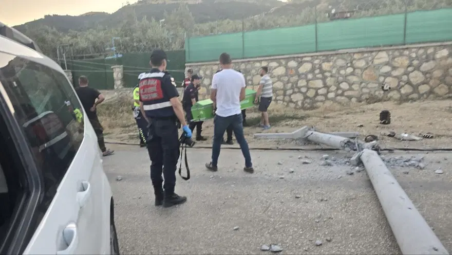 Kazazedeye yardım etmek isterken akıma kapılarak öldü 