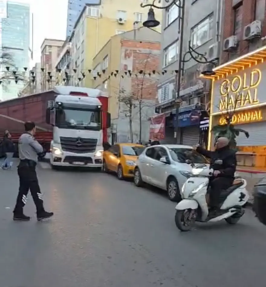 İzmir'den geldi, Kağıthane'de caddeyi birbirine kattı. "Linç edileceksin, burası Gültepe" 