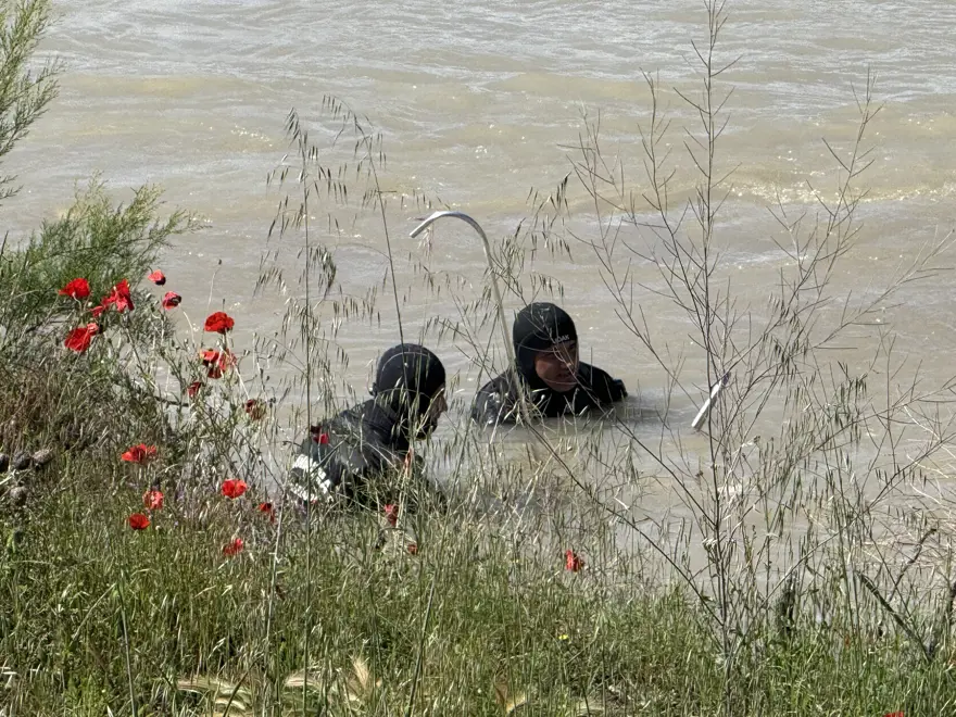 169 personel, 6 drone, 7 bot, 33 araç seferber oldu. Kelkit Çayı'na düşen kuzenler aranıyor 3 169 personel, 6 drone, 7 bot, 33 araç seferber oldu. Kelkit Çayı'na düşen kuzenler aranıyor 3