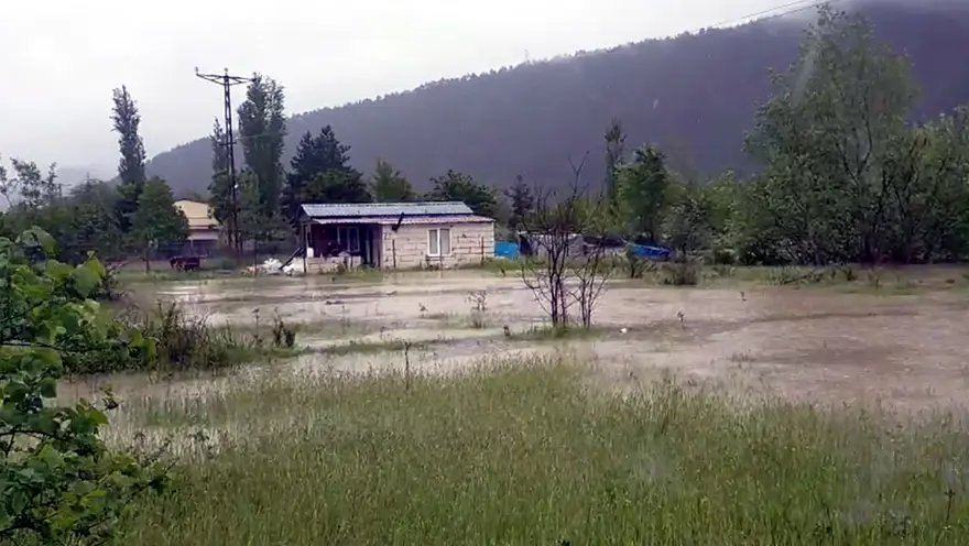 Barajın kapakları açılınca çay taştı, evler su altında kaldı 