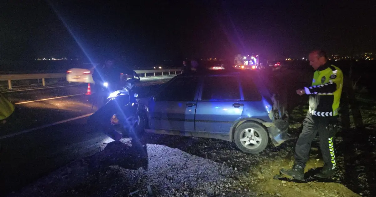 Freni boşalan otomobil otobüse çarptı