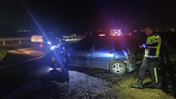 Freni boşalan otomobil otobüse çarptı