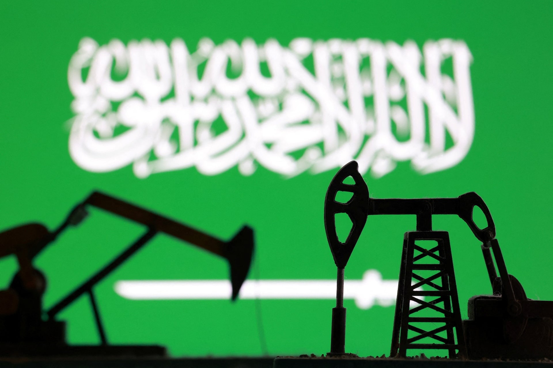 Suudi Arabistan, petrol fiyatlarında tarihin en büyük indirimine gitti haber görseli