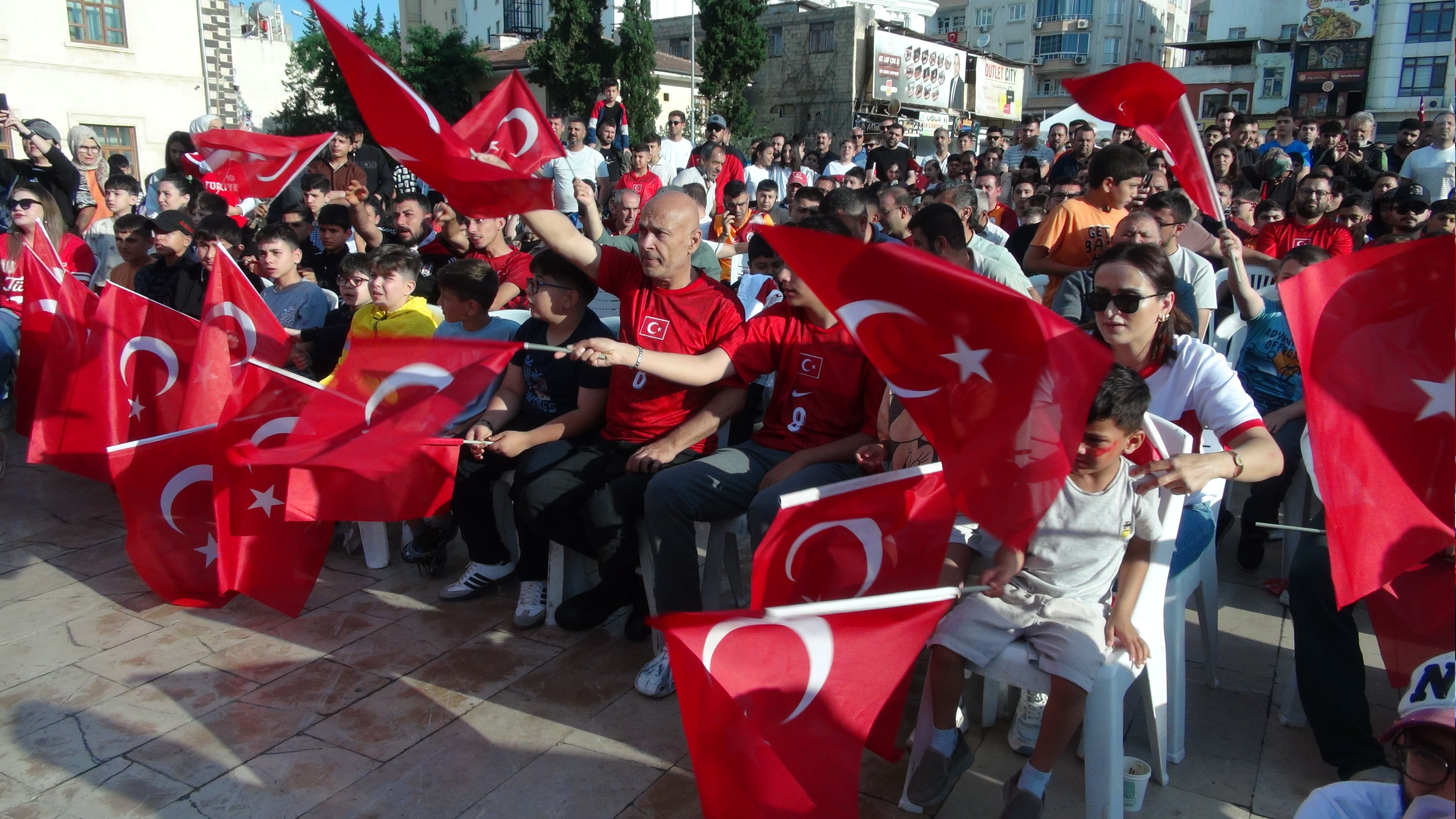Kilis’te vatandaşlar milli takım maçını sokaktan takip etti