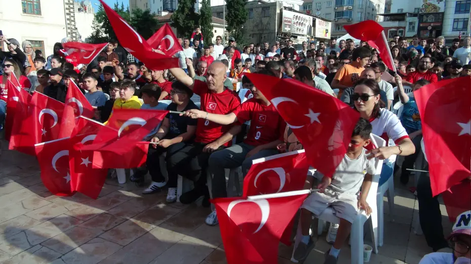 Kilis’te vatandaşlar milli takım maçını sokaktan takip etti
