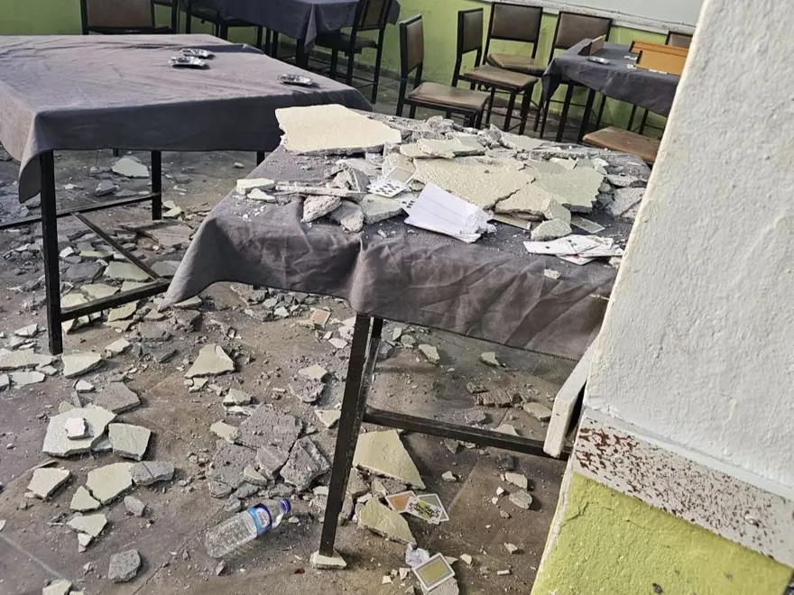 Kıraathanede müşterilerin üzerine tavan çöktü, 2 kişi yaralandı  