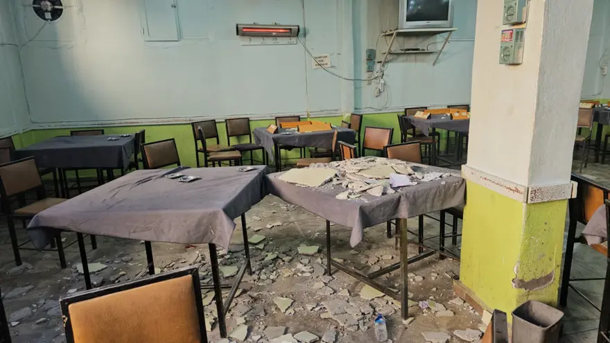 Kıraathanede müşterilerin üzerine tavan çöktü, 2 kişi yaralandı  1