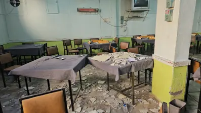 Kıraathanede müşterilerin üzerine tavan çöktü, 2 kişi yaralandı 