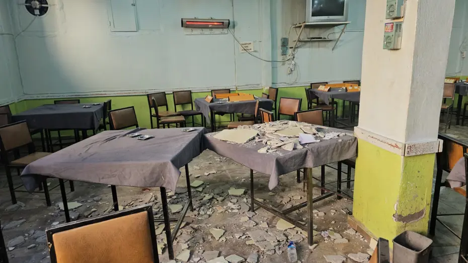 Kıraathanede müşterilerin üzerine tavan çöktü, 2 kişi yaralandı 