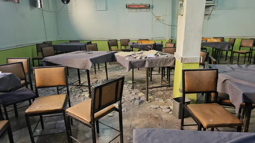 Kıraathanede müşterilerin üzerine tavan çöktü, 2 kişi yaralandı  2