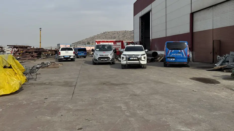 Fabrikada feci ölüm: İki işçi, 3 tonluk sac levhanın altında kaldı