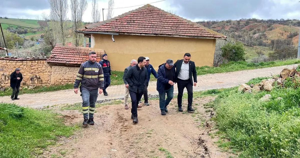 Kırıkkale'de sağanak sonrası toprak kayması. 9 yapı hasar gördü