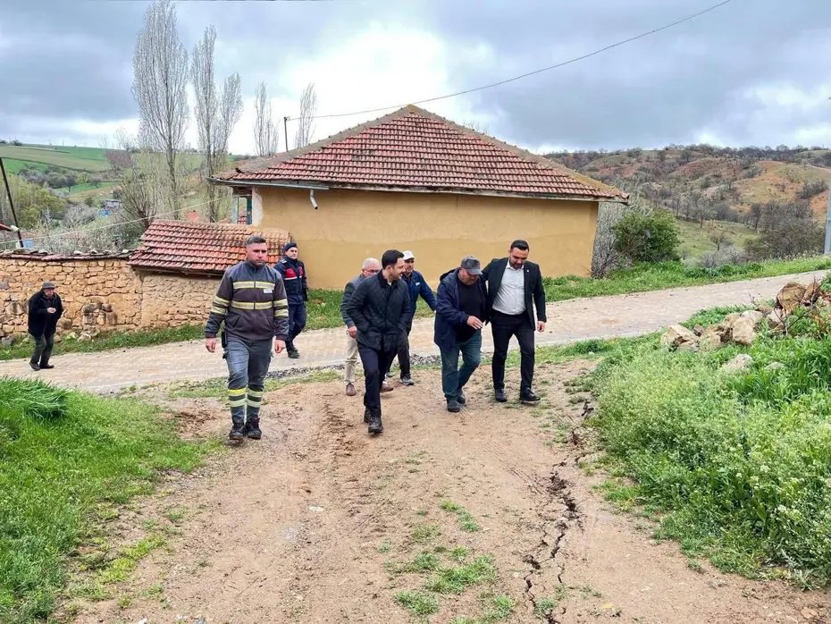 Kırıkkale'de sağanak sonrası toprak kayması. 9 yapı hasar gördü