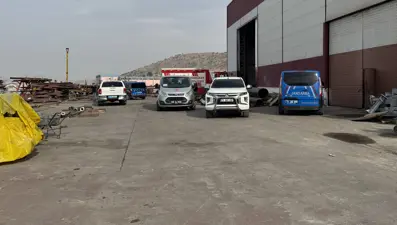 Fabrikada feci ölüm: İki işçi, 3 tonluk sac levhanın altında kaldı