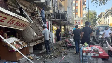 Klima takarken dış cephe çöktü. 2 usta yaralı