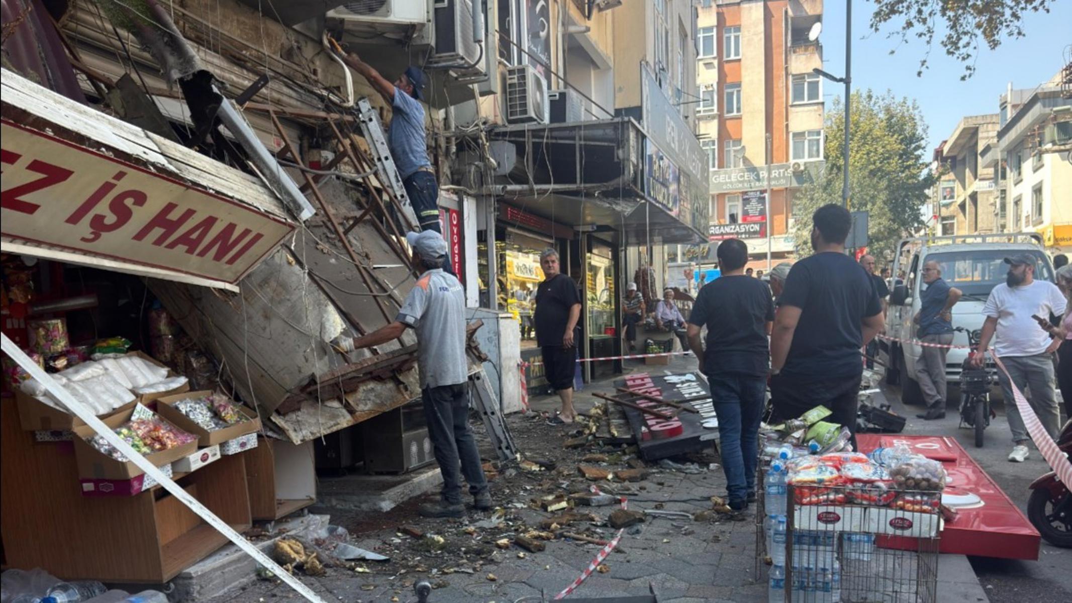 Klima takarken dış cephe çöktü. 2 usta yaralı