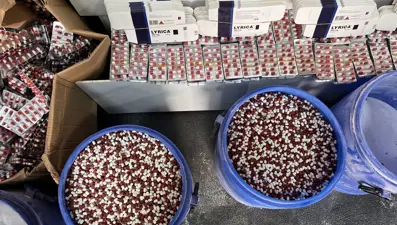 Polislerin durdurduğu tırda 1 milyon 700 bin adet sentetik ecza hap ele geçirildi
