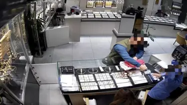 Komşusunun evini soydu, iki poşet altını kuyumcuda bozdurdu