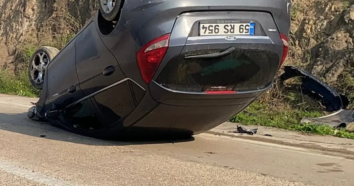 Kayalara çarpan otomobil ters döndü: 2 yaralı