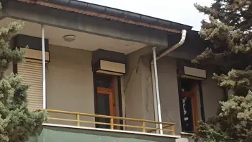 3,2'lik deprem çatlakları büyüttü, iki bina tahliye edildi