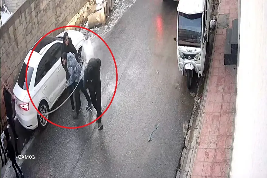 Sokakta yürürken ölümden döndüler. Tel üzerlerine düştü, kıvılcımların arasında kaldılar 1