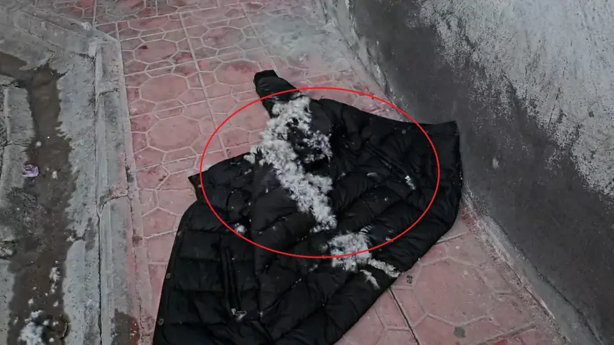 Sokakta yürürken ölümden döndüler. Tel üzerlerine düştü, kıvılcımların arasında kaldılar 2