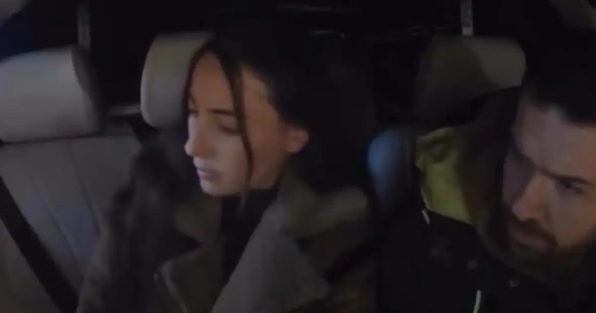 Köpeklerin kovaladığı genci böyle kurtardı