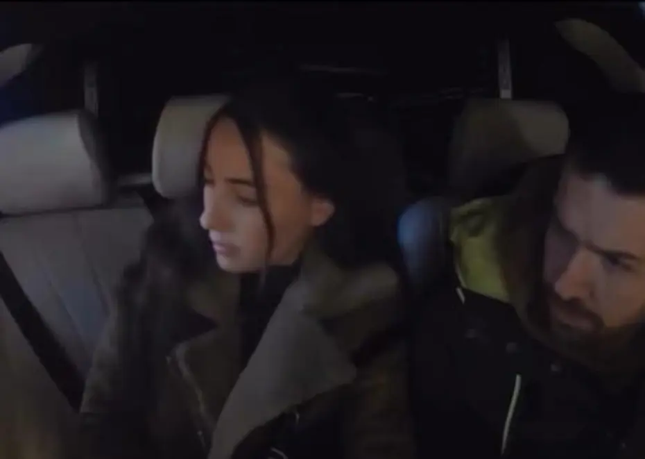 Köpeklerin kovaladığı genci böyle kurtardı