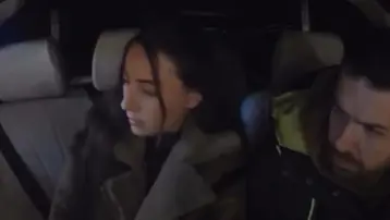 Köpeklerin kovaladığı genci böyle kurtardı