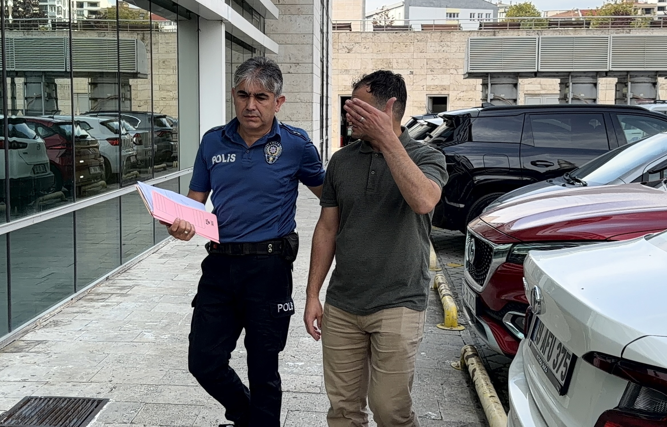 Korkulukları aşarak yola çıkan çocuk otomobilin çarpmasıyla ağır yaralandı