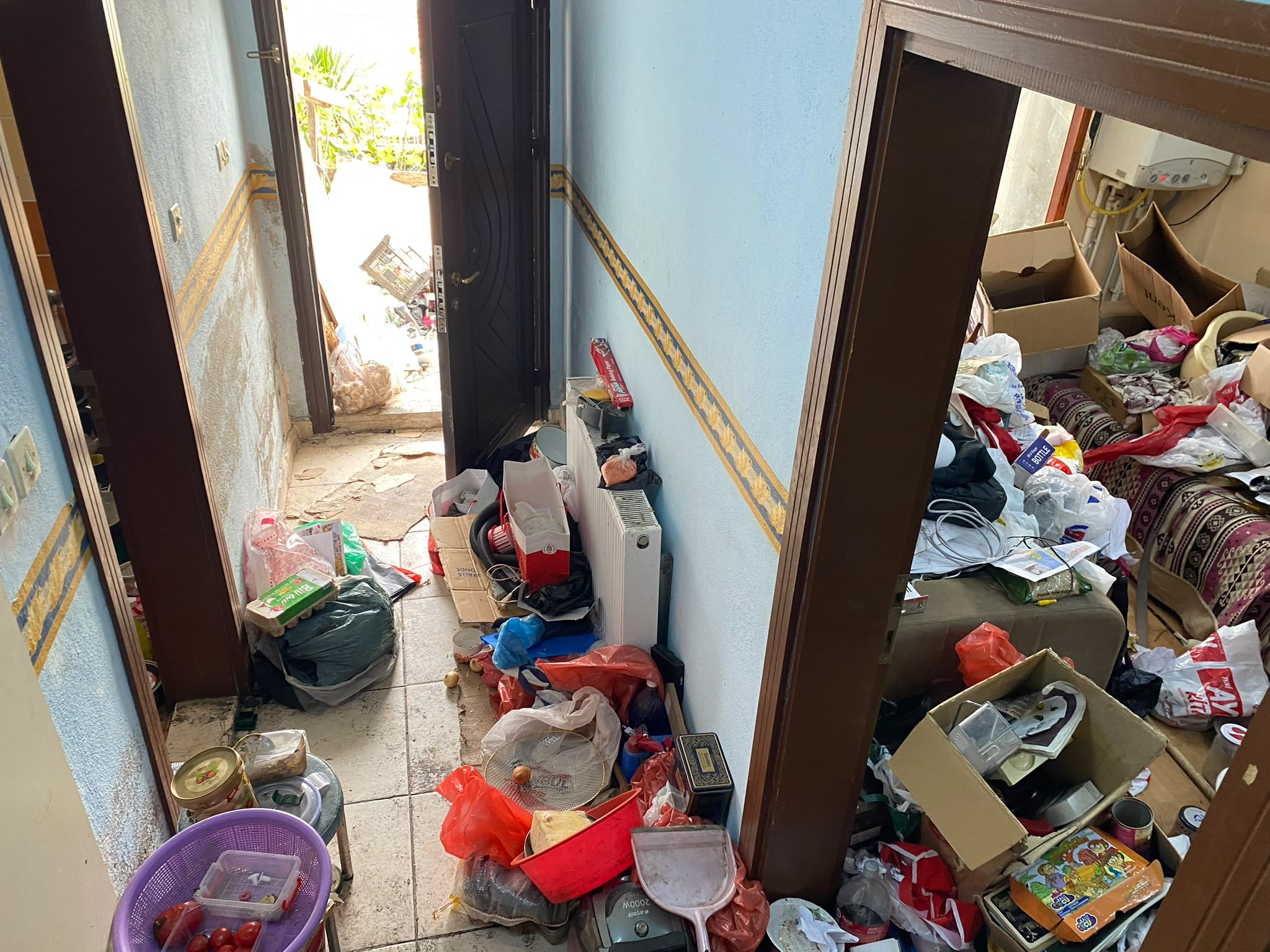 Kötü koku ihbarıyla gidilen 3 katlı evden 1 ton çöp çıktı