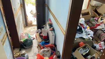 Kötü koku ihbarıyla gidilen 3 katlı evden 1 ton çöp çıktı