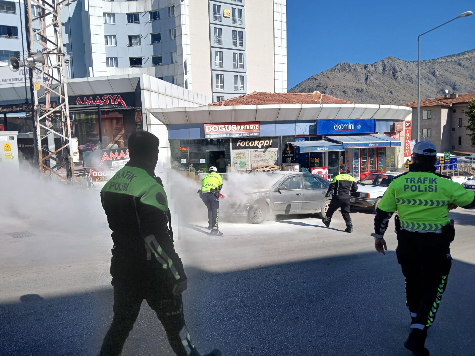 KPSS için park etti, sınav sırasında otomobili yandı