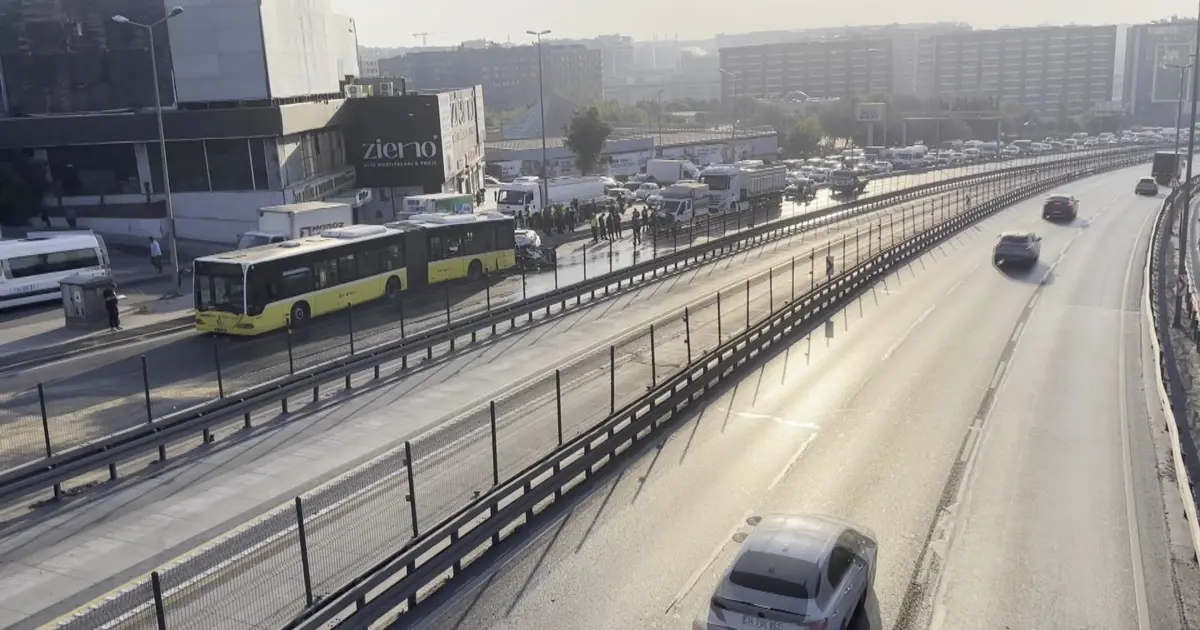 Küçükçekmece otomobil, İETT otobüsüne çarptı. D-100'de trafik yan yola verildi