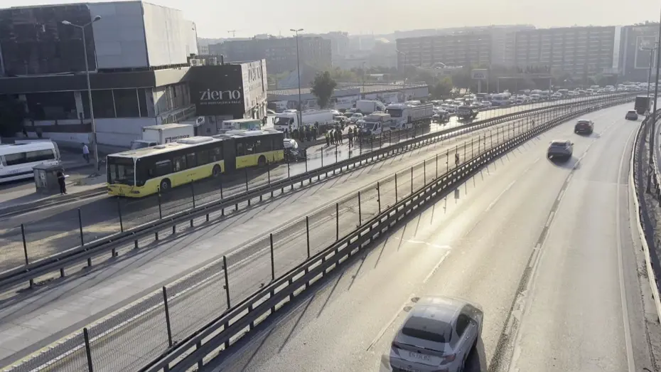 Küçükçekmece'de otomobil, İETT otobüsüne çarptı ve D-100'te trafik yan yola verildi
