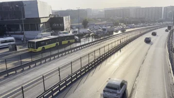 Küçükçekmece D-100'de kaza. 3 kişi hayatını kaybetti