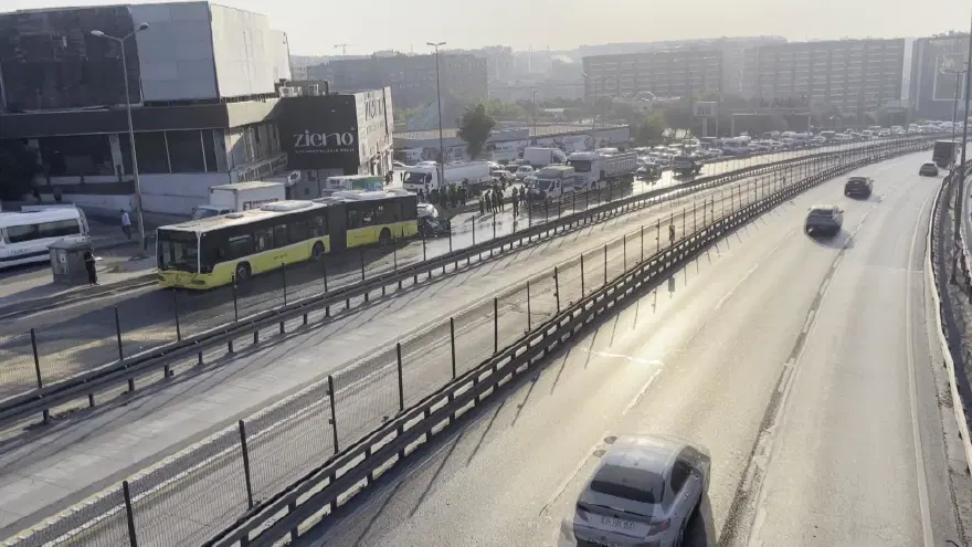 Küçükçekmece'de D-100'de feci kaza. Üç kişi öldü, yaralılar var 