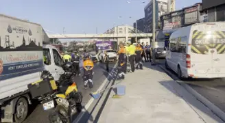 Küçükçekmece'de D-100'de feci kazaİstanbul Küçükçekmece'de bir otomobil, İETT otobüsüne çarptı.